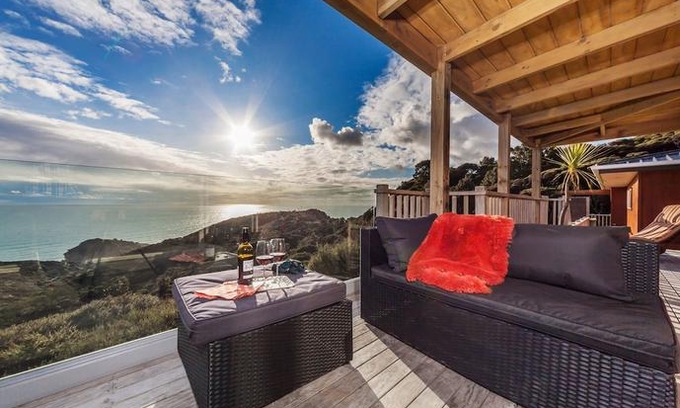 New Lynn Apartment | Romantic Piha