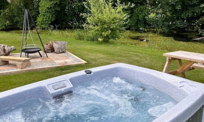 Legbourne Cabin | Romantic Riverside Pod with Private Hot Tub