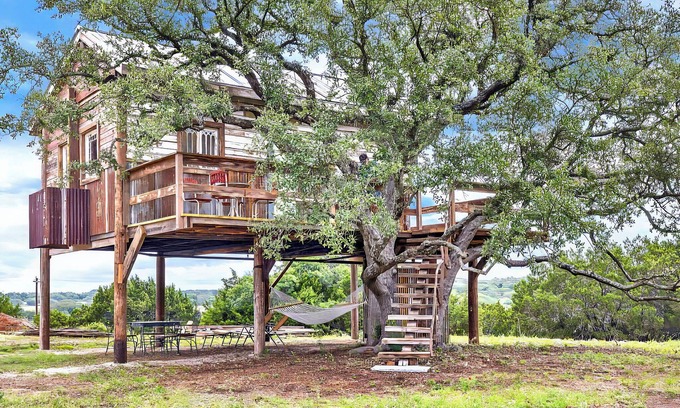 Lampasas Cabin | Romantic Treehouse Escape in Hill Country
