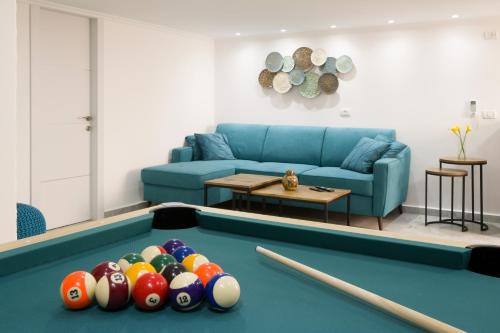 Haifa Apartment | ROMSUITES - Apartment with jacuzzi & pool table, Haifa center, Bahai Garden