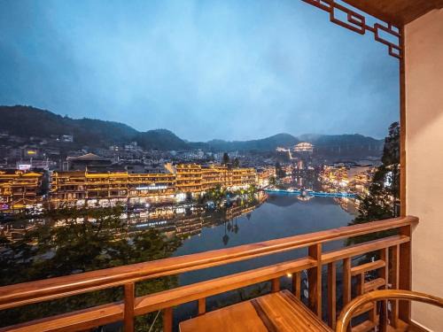 Fenghuang Hotel | Ronghe River View Homestay