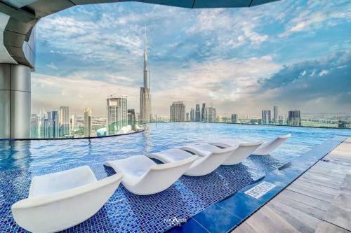 Trade Centre Area Apartment | Rooftop Infinity Pool, Burj Khalifa Views