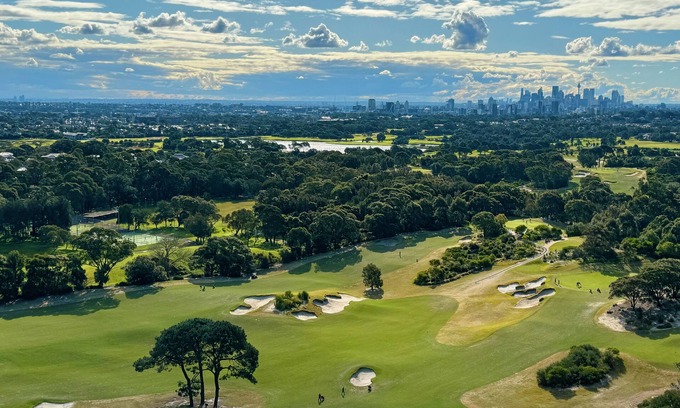 Eastgardens Apartment | Rooftop Penthouse - panoramic views of a golf course, city skyline & Botany Bay