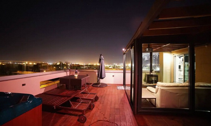 Falca Apartment | Rooftop Pied-à-terre private Sauna & Jacuzzi by BentoBox.