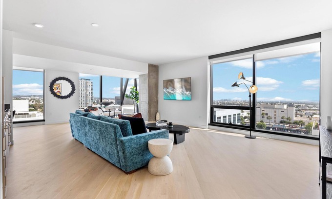 Hollywood Apartment | Rooftop Pool Modern 2BR/2BA Gym, Panoramic Views
