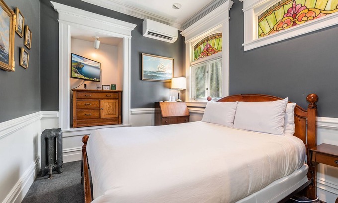 Broadway House | Room 101 - Unique Accommodations in Seattle's Capitol Hill
