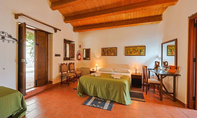 San Marco d'Alunzio Apartment | Room 'Casa Dello Algozirio' with Private Terrace