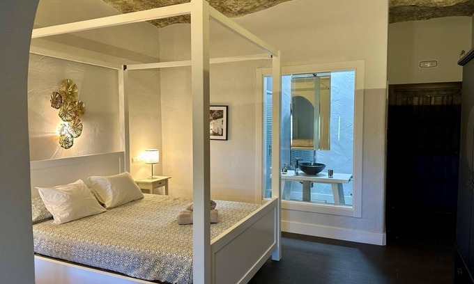 Setenil de las Bodegas Apartment | Room 'Cave 2' with Mountain Views, Private Pool and Wi-Fi