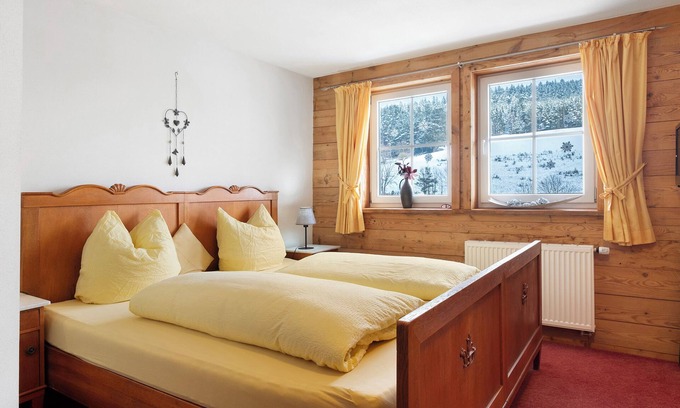 Sankt Georgen im Schwarzwald Apartment | Room 'Doppelzimmer Ohne Balkon 23' with Shared Garden and Wi-Fi