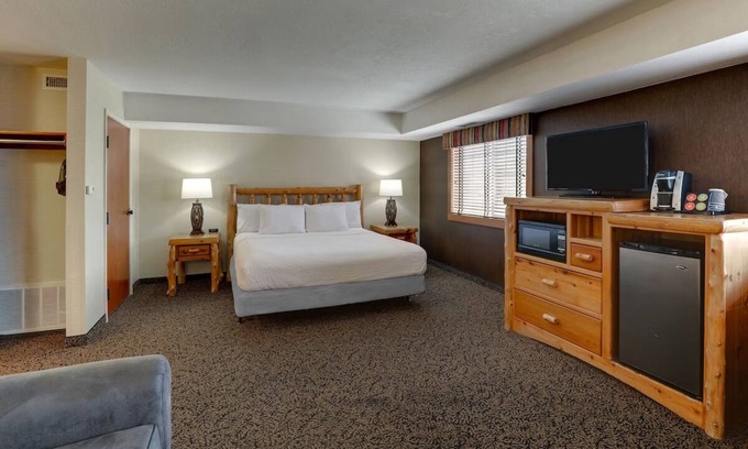 Quincy Hotel | Room for the Crew! Expanded King with Bunk Bed, Stoney Creek Quincy