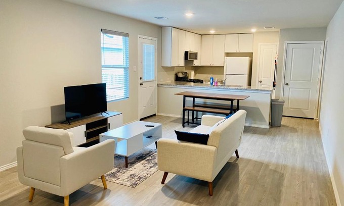 San Antonio House | Room In A Quiet Retreat