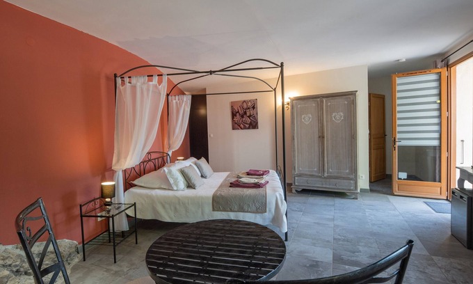 Saint Alban Auriolles Apartment | Room 'La Peireta-Romantique' with Shared Pool, Wi-Fi and Air Conditioning
