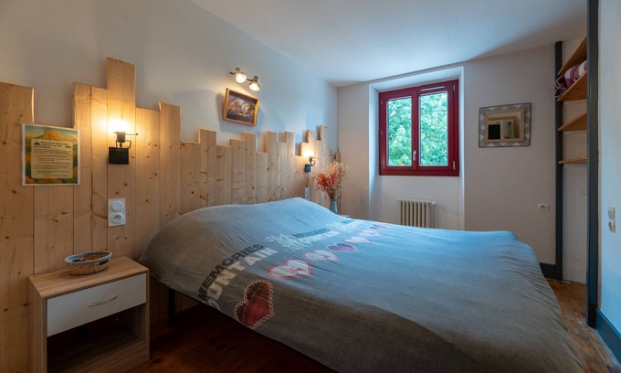 Vassieux-en-Vercors Apartment | Room 'Les Carlines 2' with Mountain View, Shared Terrace and Wi-Fi