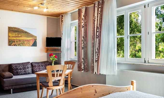 Iphofen Apartment | Room 'Lutz - Zimmer 2' with Shared Terrace, Shared Garden and Wi-Fi