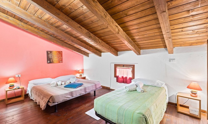 Massama Apartment | Room 'Ovest' with Shared Terrace, Wi-Fi and Air Conditioning