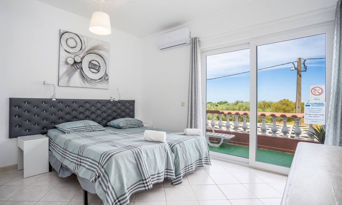 Armacao de Pera Apartment | Room 'São Rafael' with Shared Pool, Wi-Fi and Air Conditioning