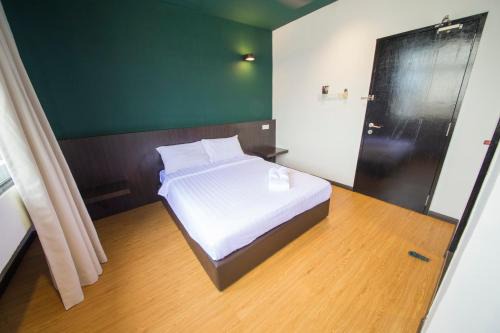 Pegawai Hotel | Room V Jalan Jenang by SECOMS