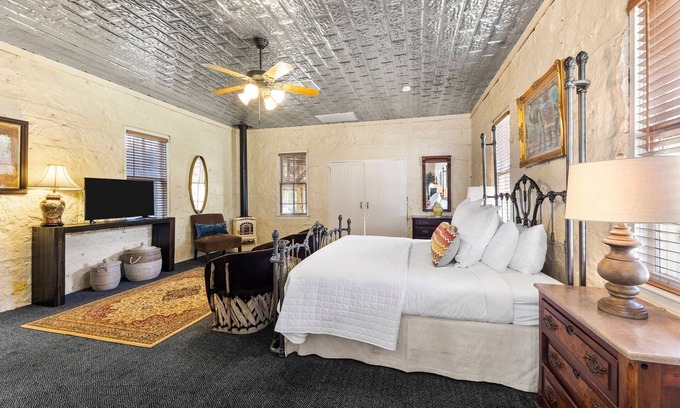 Comfort Hotel | Room with One King Bed, microwave, mini-fridge, and porch
