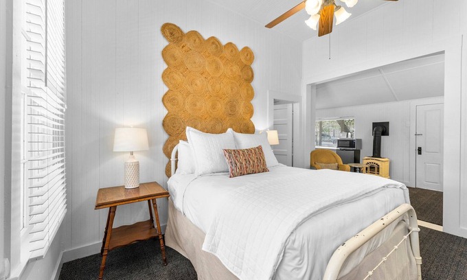 Comfort Hotel | Room with One Queen Bed, microwave, mini-fridge and porch