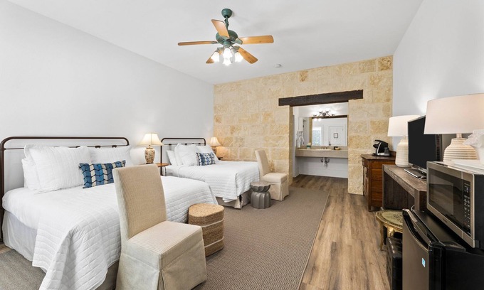 Comfort Hotel | Room with Two Queen Beds, microwave, mini-fridge, gas fireplace and porch