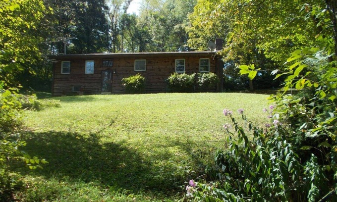 Tannersville House | Roomy Relaxing House, Large Yard Stores Restaurants Trails Lake River PavedDrive