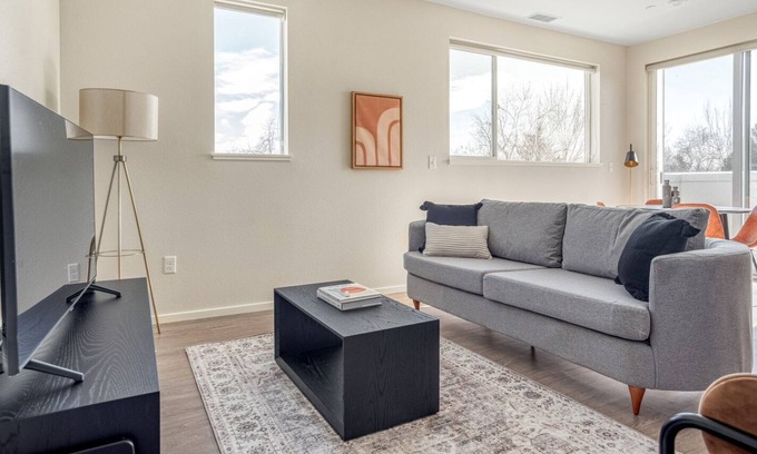 University Park Apartment | Roomy University 2BR w/ W/D, Roof Deck, next to U of D, by Blueground