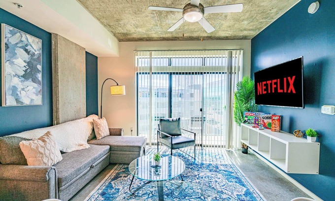 Evans Churchill Apartment | Roosevelt Row APT in CDT with Gym+Pool+Parking+W/D