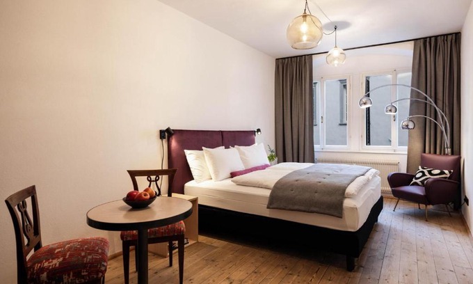 Old Town Apartment | Rosa Goldenstern Residence