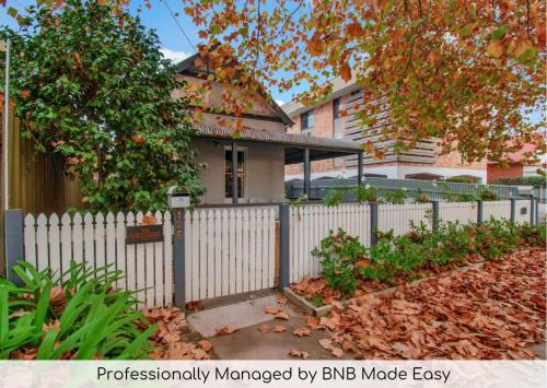 Wagga Wagga House | Rose Cottage - Stroll to CBD, Leafy Setting