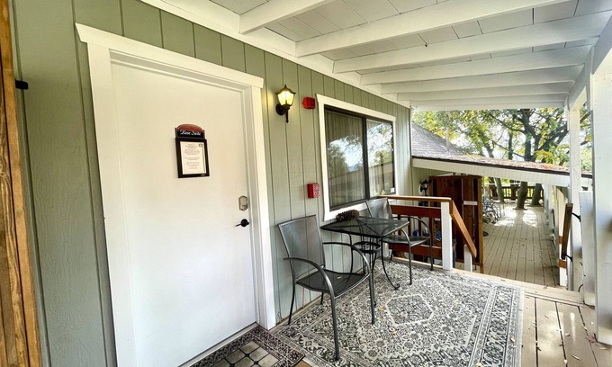 Ahwahnee Cabin | Rose Suite - Sierra Mountain Lodge