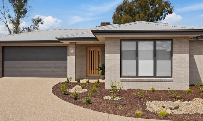 Yarrawonga House | Rosella Retreat short walk to Lake Mulwala and the main street of Yarrawonga