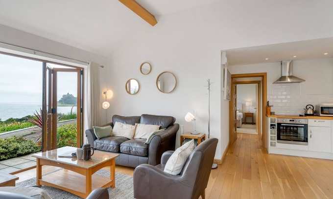 Marazion Cottage | Rosemerryn - A spacious ground floor annexe in Marazion with unbelievable sea views, just 150 metr