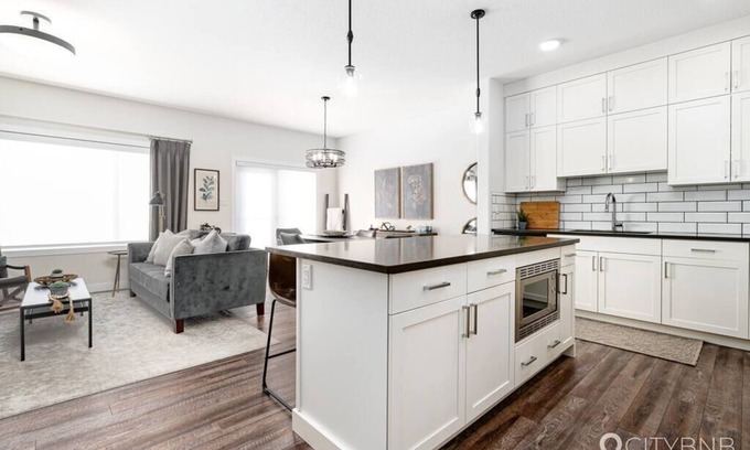 West Edmonton House | Rosenthal. Sleeps 6. Former showhome. 1GB.