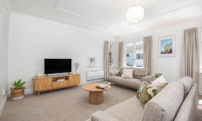 Dunedin House | Roslyn Charm: Large Character Home with Views