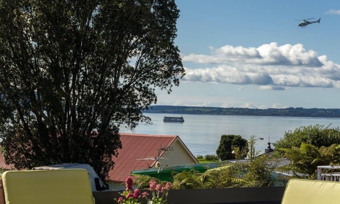 Ohinemutu Apartment | ROTORUA CENTRAL A+ LOCATION. 5 MIN WALK TO WATERFRONT. 2BDM/2 BATH LAKE VIEW.