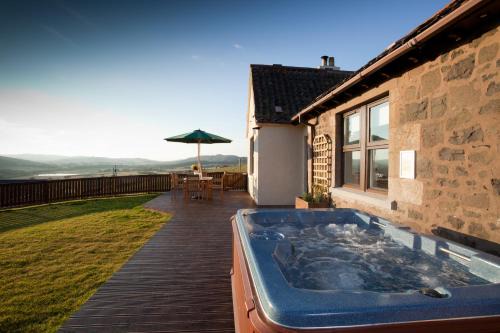 Cupar House | Rowan Tree Cottage with Hot Tub