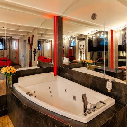 Lviv Apartment | Royal Hot Jucuzzi Apartment