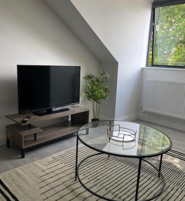 Brentwood Apartment | Royal Oak 7 - FREE PARKING - Sleeps 5 - Perfect for Contractors - Near Shops - Wi-Fi - Long Term Stays