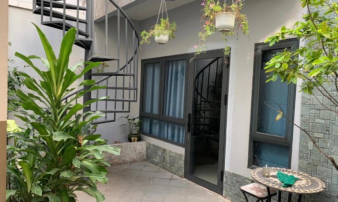 Binh Thanh Bed & Breakfast | Royal Room with front small yard