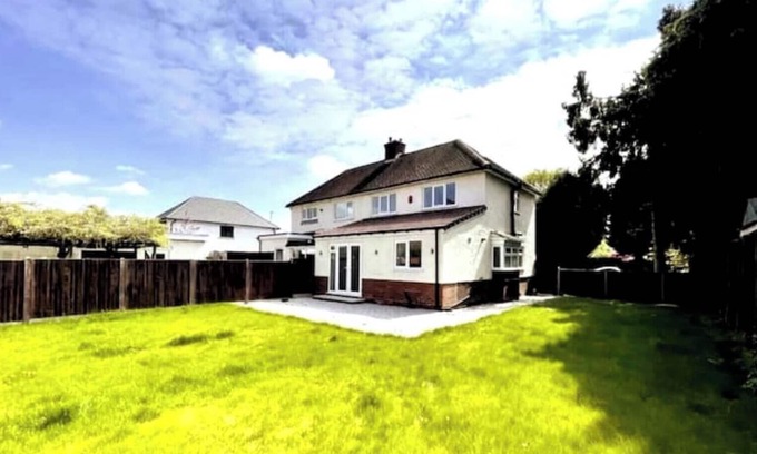 Sutton Coldfield House | Royal Sutton ArtHouse; Modern/Lux getaway