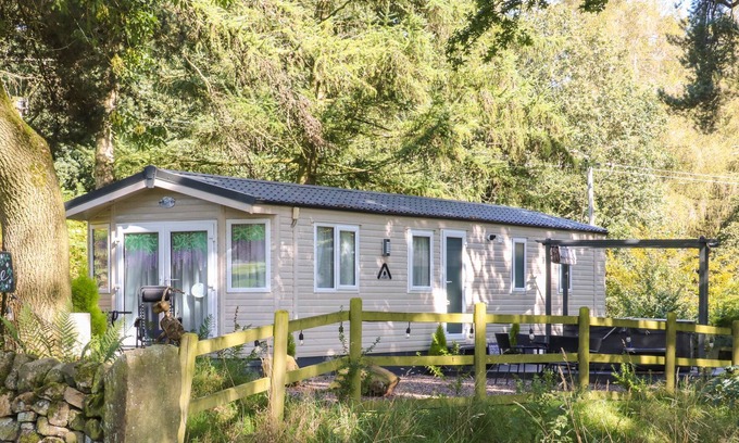 Leek Cabin | RUBYS RETREAT, with hot tub in Leek