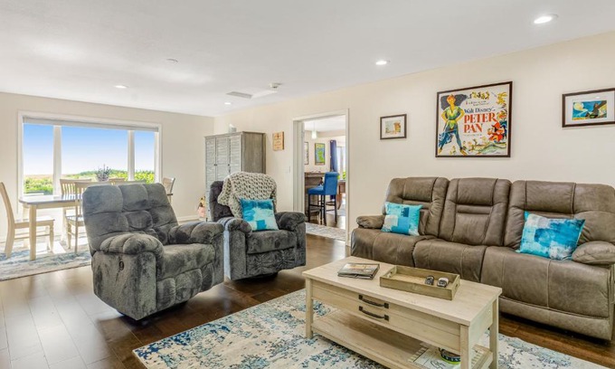 Oak Harbor House | Runway Hideout