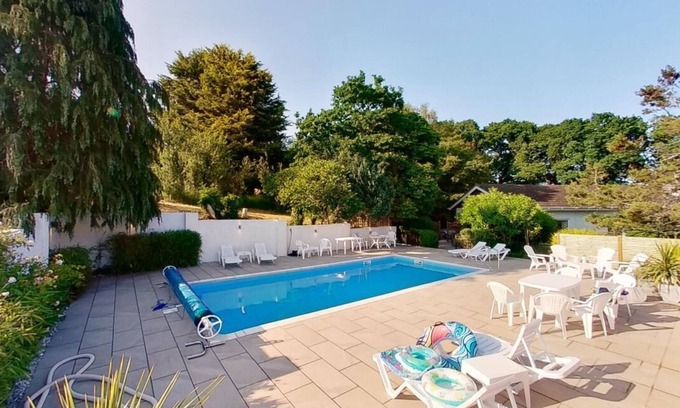 Totnes House | Rural house, private heated pool and plenty of space