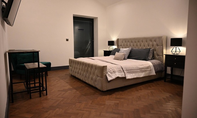 Rugeley House | RURAL LUXURY ROOM WITH WETROOM and self catering facility