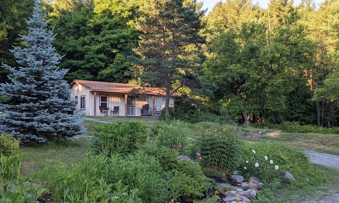 Huntsville Cottage | Rustic 1 Bedroom Cottage 5 mins from downtown Huntsville- Fire Pit, WiFi!