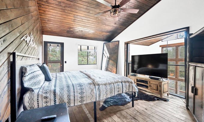 Big Bear City Cabin | Rustic 3BR Cabin in Big Bear Woods