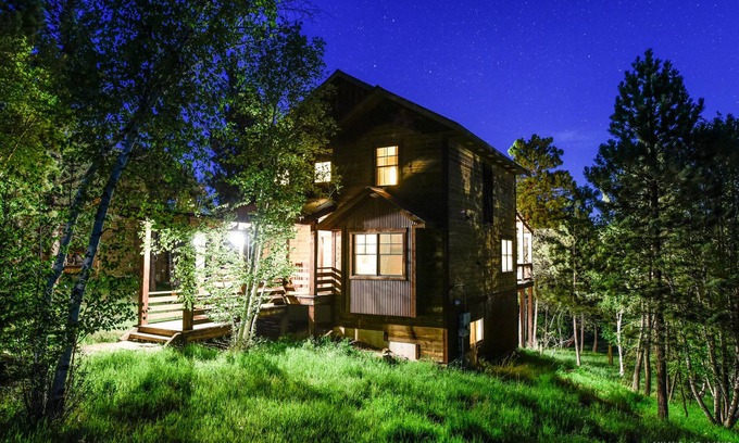 Deadwood Cabin | Rustic 4 bedroom cabin at Gilded Mountain, wifi, pool access, paved roads