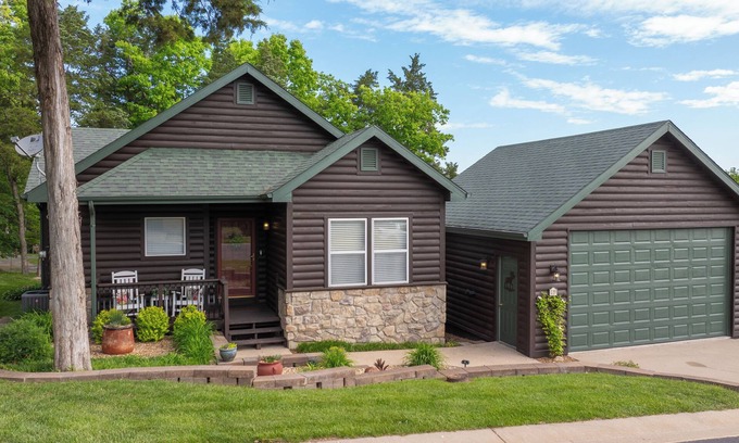 Camdenton House | Rustic and Relaxing, 2 Bedroom Cabin on Beautiful Kinderhook!