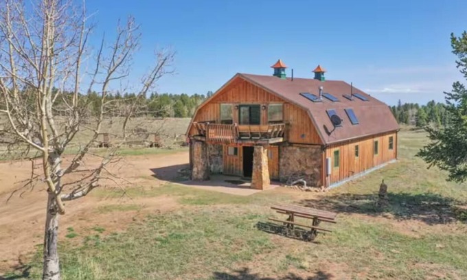 Victor House | Rustic Barn on 51 Acres