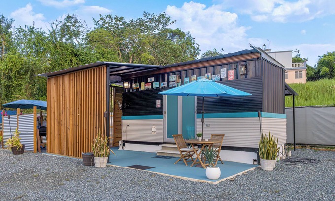 Coto Norte Cabin | Rustic cabin container with AC in charming Manatí for relaxing days